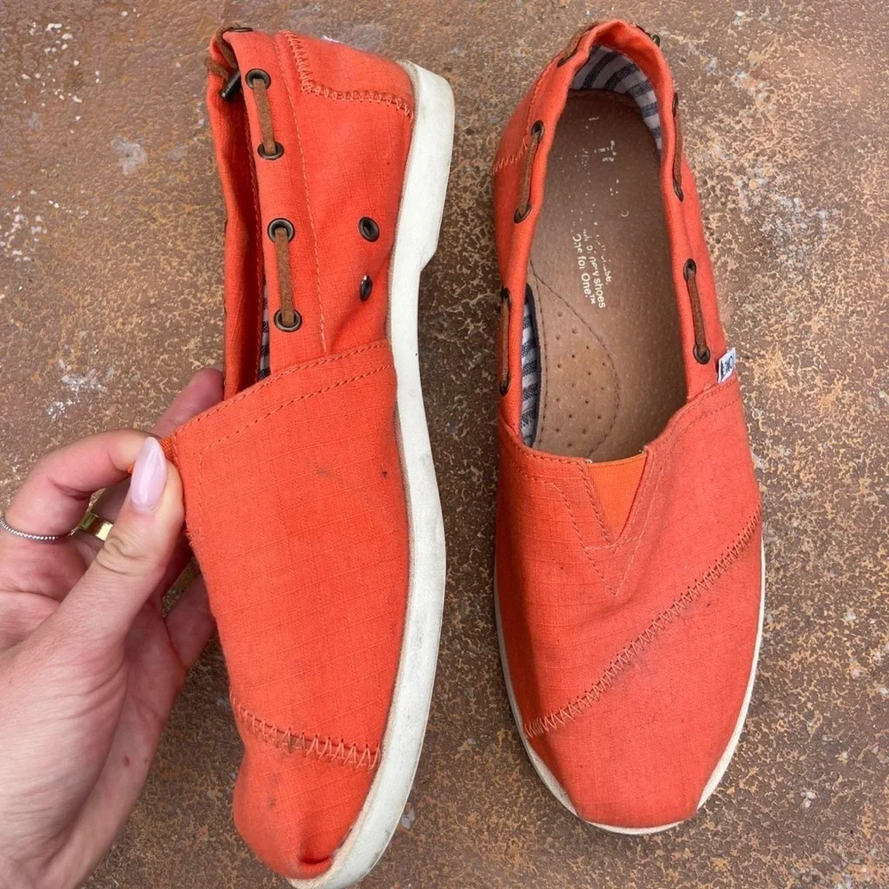 Toms orange slip